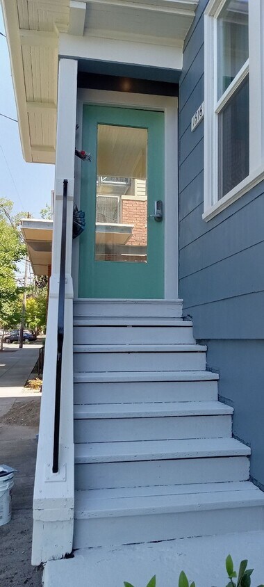 Foto principal - Spacious studio with hardwoods, lots of closet space and all dog friendly!