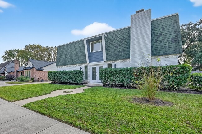 Foto del edificio - 16117 Singapore Ln