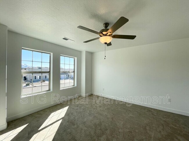 Building Photo - 498 1225 N