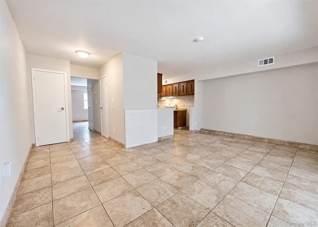 Building Photo - 136 Hill Crescent