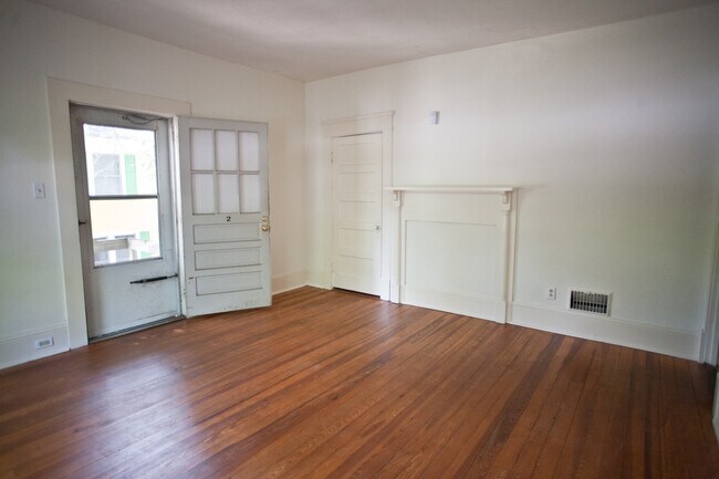 Foto del edificio - 2br Apartment on McCauley St - Cameron-McCauley Historic District