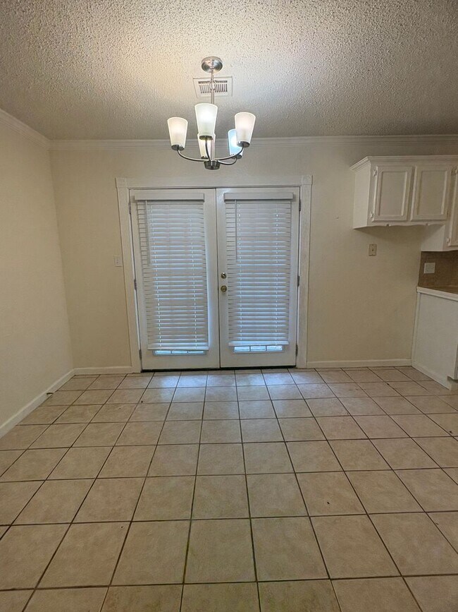 Building Photo - 808 Catherine Dr