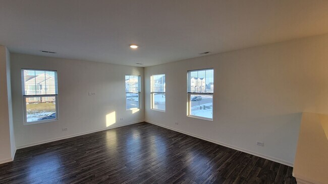 Building Photo - BEAUTIFUL 3 BEDROOM, 2 BATH ELGIN TOWNHOME!