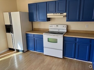 Clean and bright kitchen - 8945 Field St