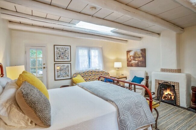 Foto del edificio - 634 Garcia Street #24 - Furnished Historic...