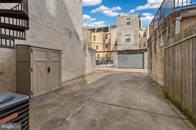 Building Photo - 1217 Green St