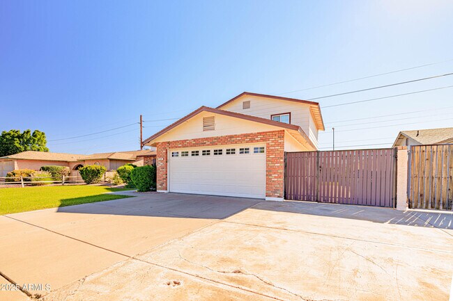 Building Photo - 2547 W Naranja Ave