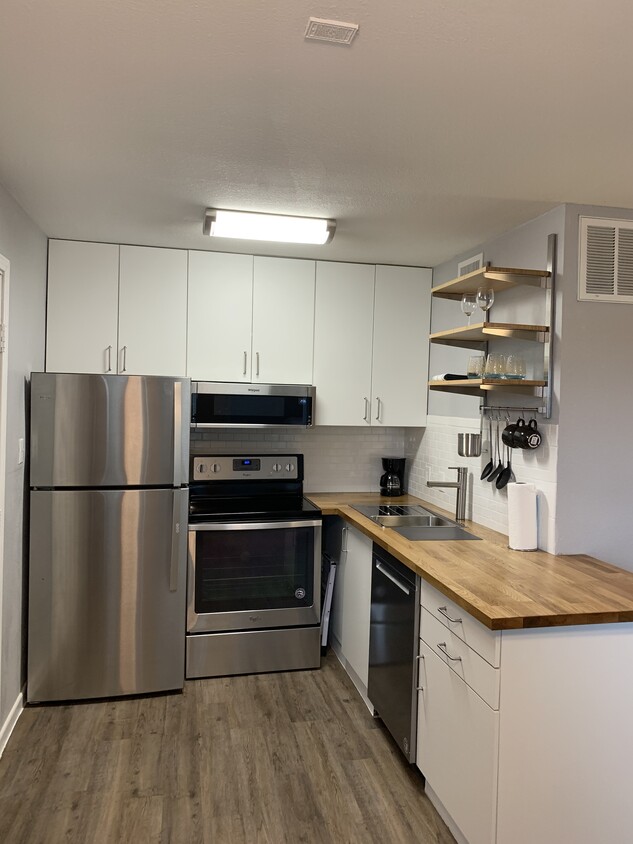 Full Kitchen w/dish washer - 3113 Sondra Dr