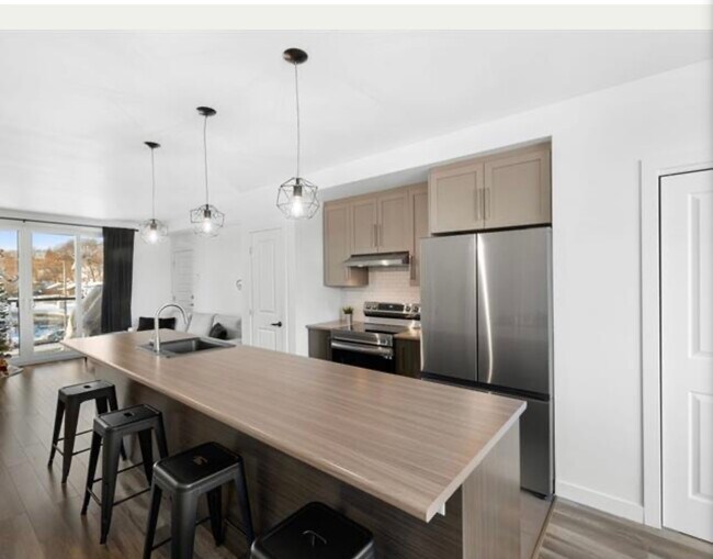 Building Photo - 3848 Boul Sainte-Anne