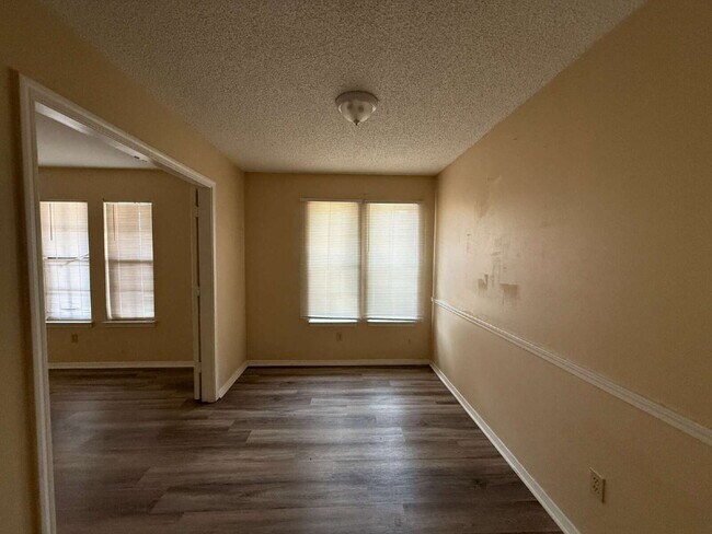 Building Photo - "Charming 3-Bedroom Retreat with Cozy Fireplace in Pensacola."