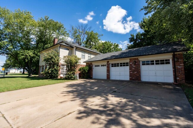 Building Photo - 3 Bed / 2.5 Bath in South Tulsa!