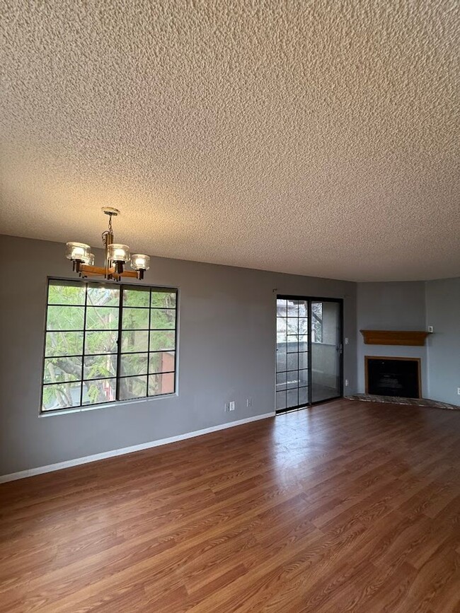 Building Photo - Spacious 1 Bedroom, 1 Bathroom Condominium...