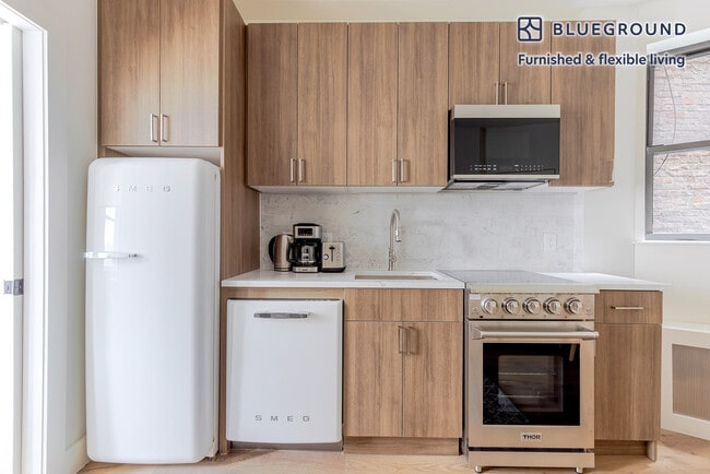 Building Photo - 190 6th Ave