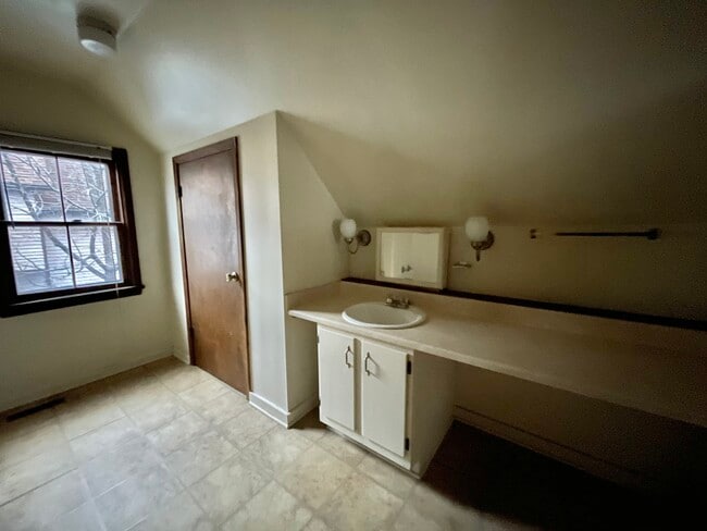 Building Photo - 652 University Ave