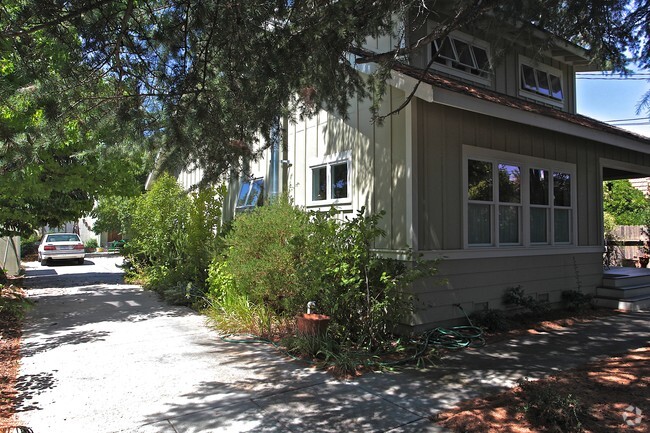 Building Photo - 721 1st St W