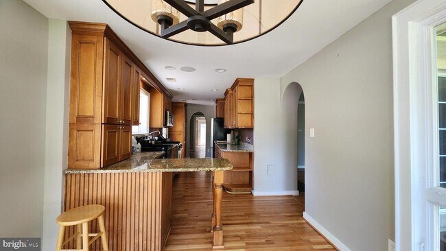 Building Photo - 2207 Fordham Dr