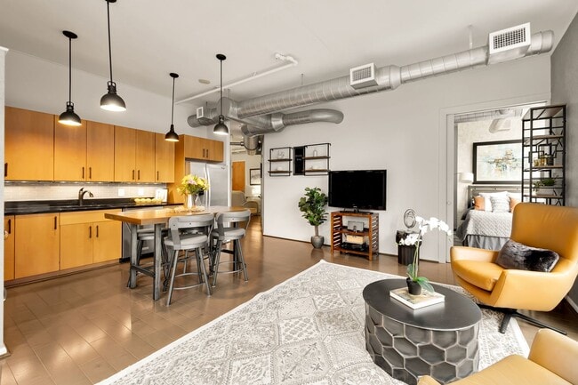 Building Photo - HUGE 3rd Floor Luxury 2 Bed, 2 Bath Mount ...