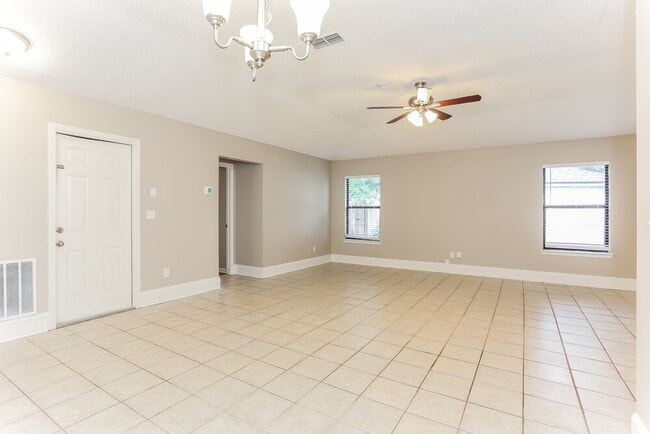 Building Photo - 248 Carriann Cove Trail W