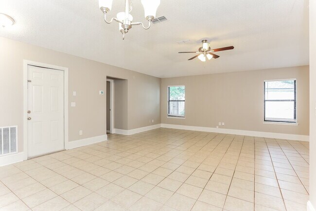 Foto del edificio - 248 Carriann Cove Trail W