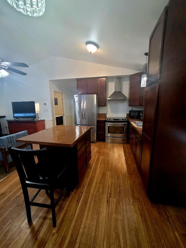 Foto del edificio - Adorable, Furnished 1 Bed Room Home with F...