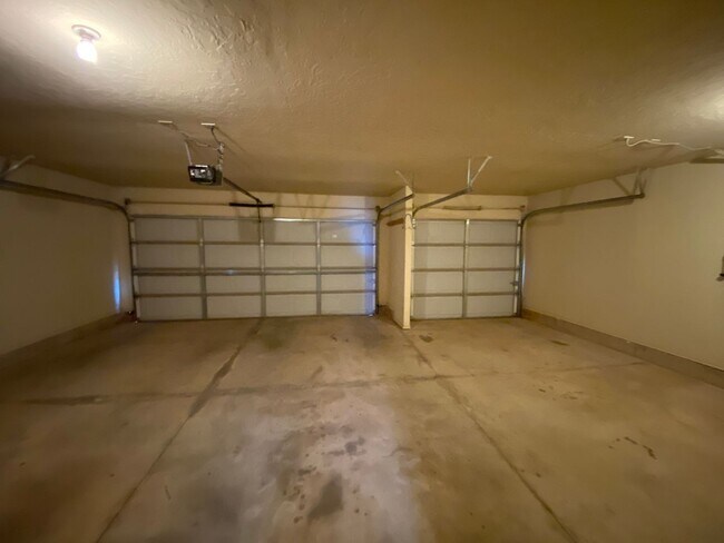 Building Photo - 3 Bedroom 2 bath 3 Car Garage with Office!...