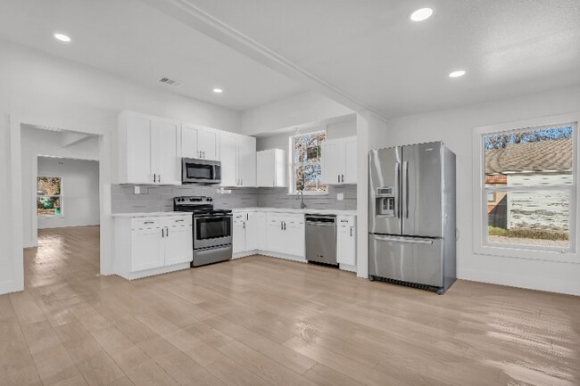 Foto del edificio - 614 S Grand Ave