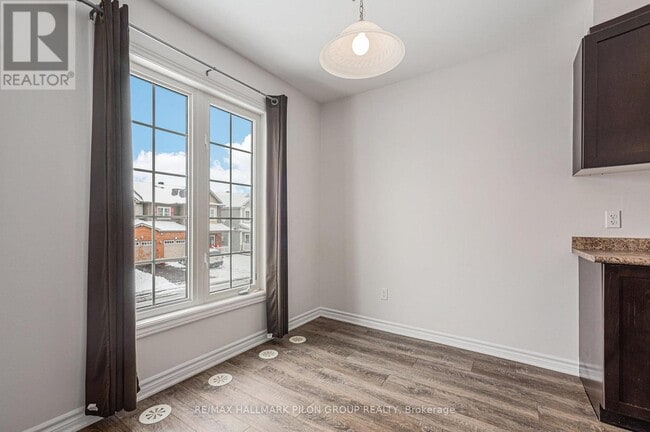 Building Photo - 116 Sunshine Crescent