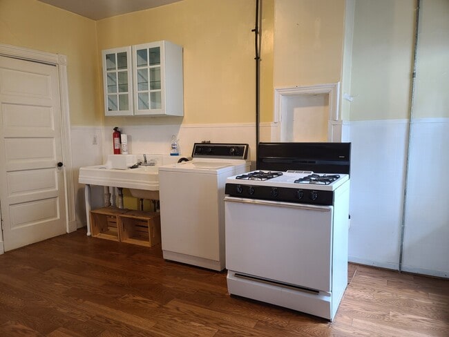 Building Photo - 450 E 6th St