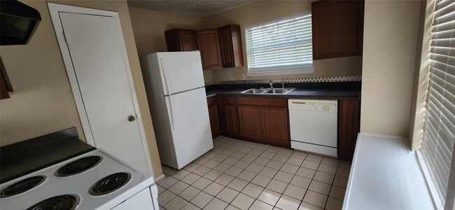 Building Photo - 11011 Crenchrus Ct