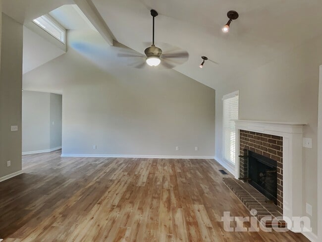 Foto del edificio - 210 Rollingwood Ct