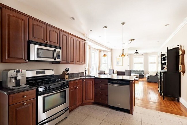 Building Photo - 566 Heath St