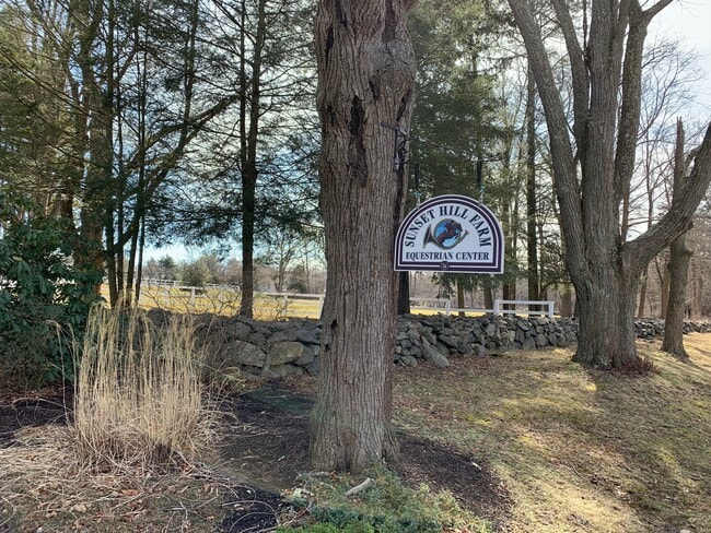 Building Photo - 160 Sunset Hill Rd