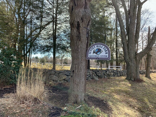 Foto del edificio - 160 Sunset Hill Rd