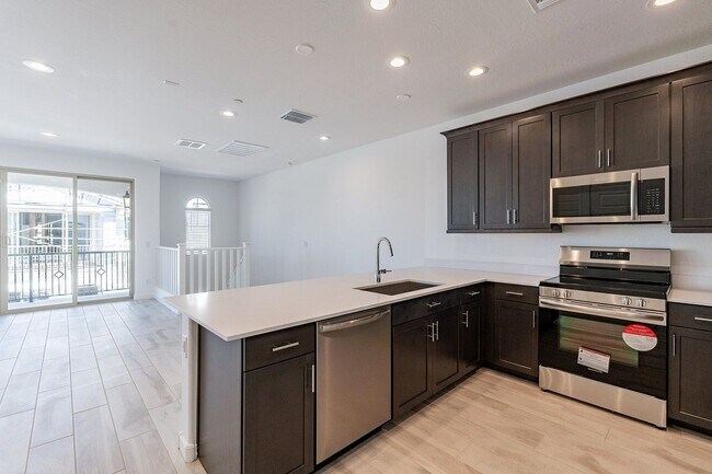 Foto del edificio - 2024 Luxury Townhome | 2-Car Garage, Quartz Kitchen & Resort Pool