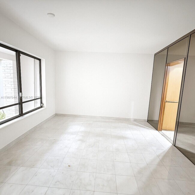 Building Photo - 1915 Country Club Prado