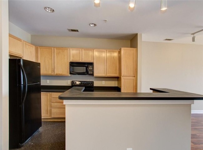 Breakfast bar. - 411 W Washington St