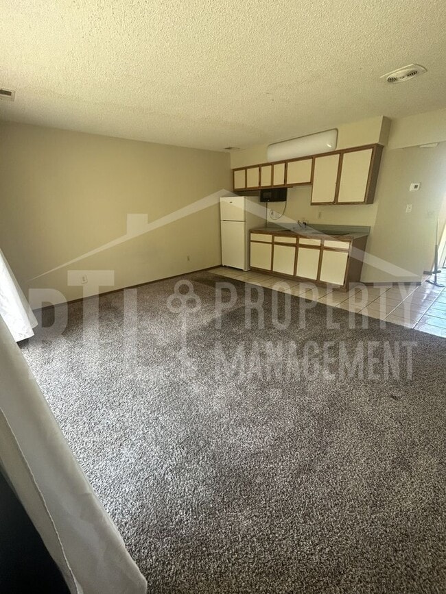 Building Photo - 5 Memory Ln