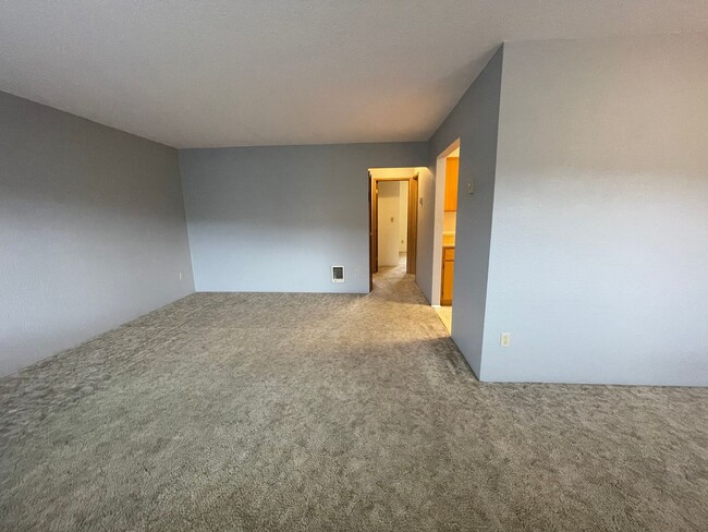 Building Photo - SKAE112-Triplex