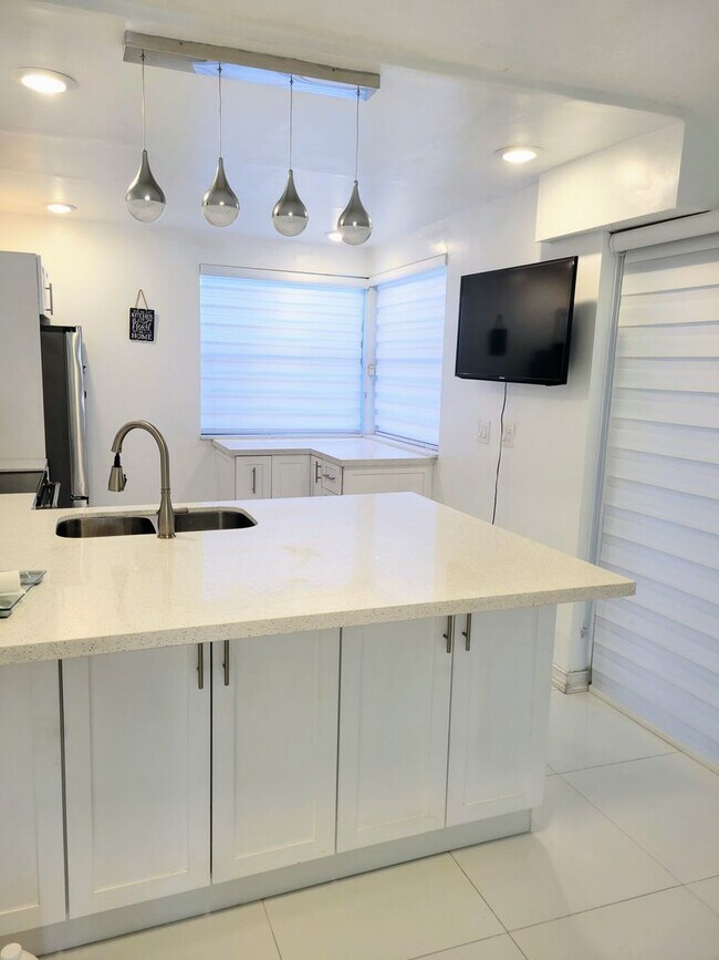 Foto del edificio - Beautifully renovated 2/2 condo in gated community