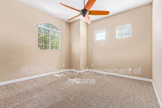 Foto del edificio - 1367 S Country Club Dr