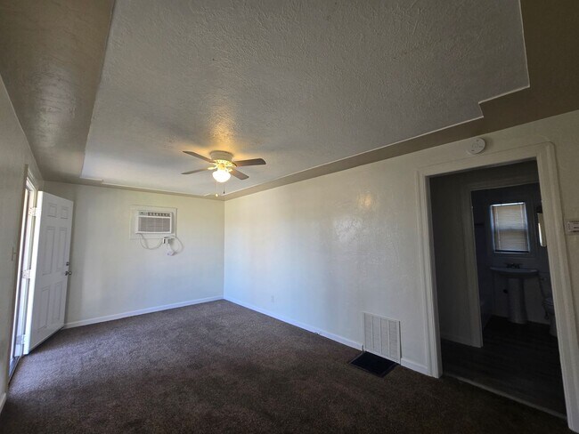 Building Photo - 512 N Palm St