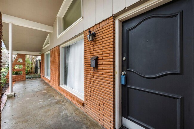 Building Photo - 9539 Val Verde St