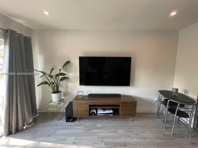 Foto del edificio - 7801 NE 4th Ct