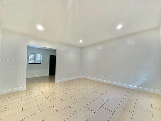 Building Photo - 5510 NW Miami Pl
