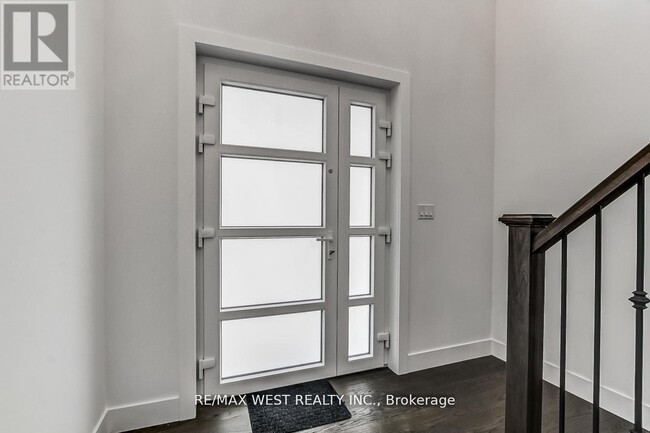 Building Photo - 92 Poole Cres