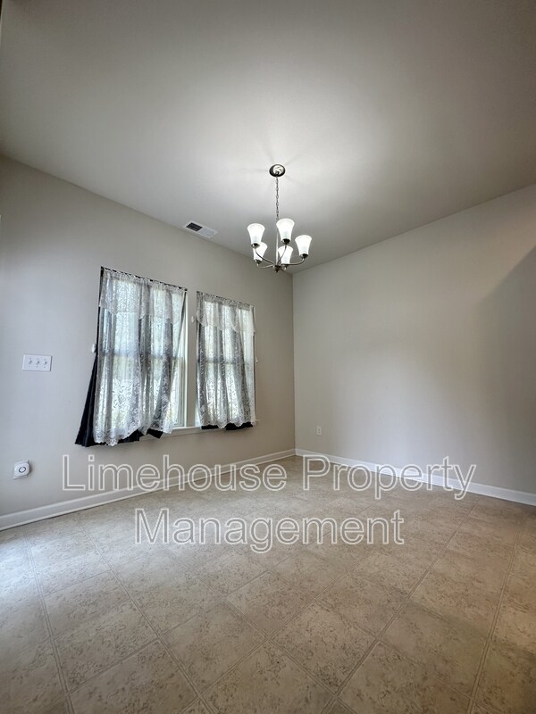 Building Photo - 616 Combs Ln