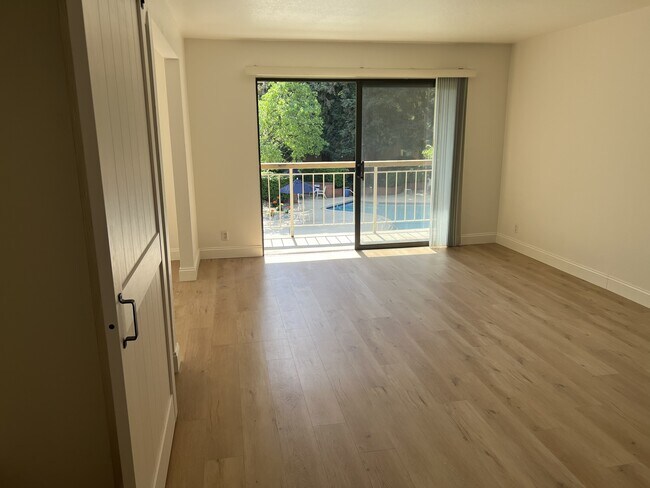 Foto del edificio - 320 N Civic Dr