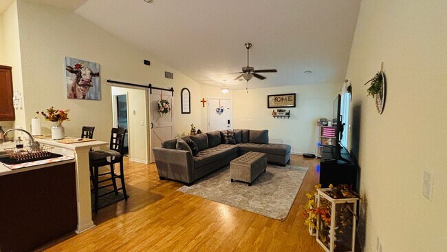 Foto del edificio - 732 Overlook Grove Dr