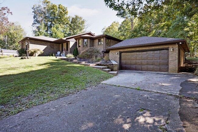 Building Photo - 306 Forest Trce