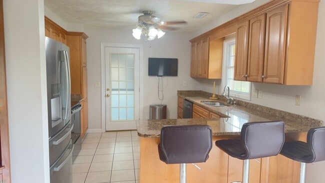 Building Photo - Spacious Home in Blacksburg (Available NOW)